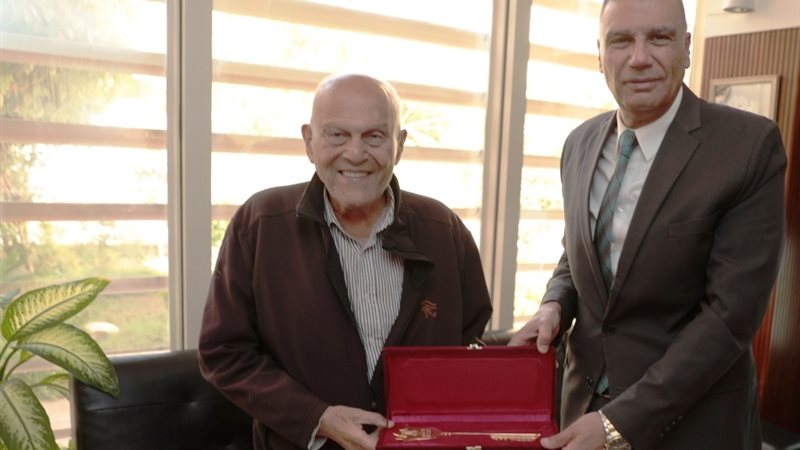 محافظ أسوان والدكتور مجدي يعقون 