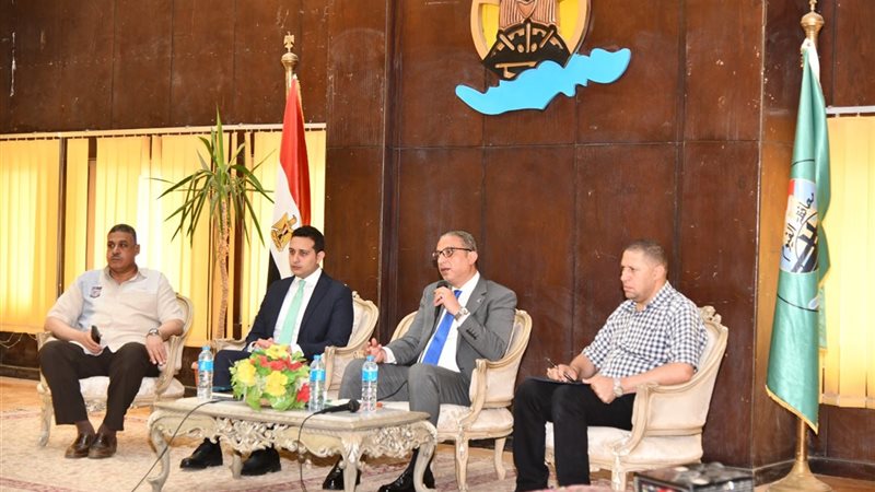 محافظ الفيوم اثناء اللقاء