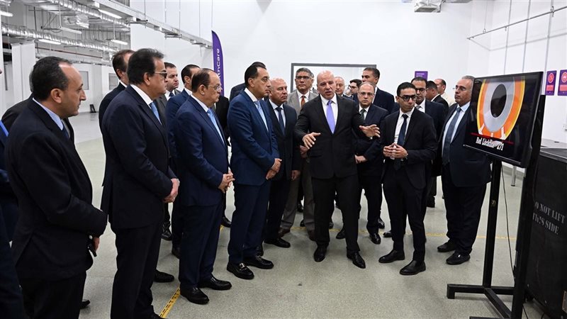 رئيس الوزراء في مصنع أجهزة السونار