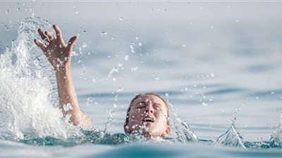 عقب وفاة طفل بعد 4 أيام من سباحته.. ما هو الغرق الجاف؟