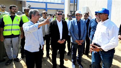 وزير الإسكان ومحافظ المنيا يتفقدان محطة مياه شرب صفانية ومحطة معالجة صرف بالمنيا