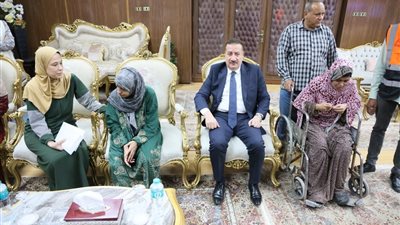 صرف مساعدات مالية لفتاتين من ذوى الهمم وتقديم الخدمات الطبية اللازمة بالمنوفية