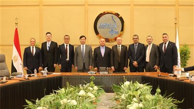 نائب رئيس الوزراء يشهد توقيع عقد بناء سفينتين للصب الجاف بطراز KAMSARMAX