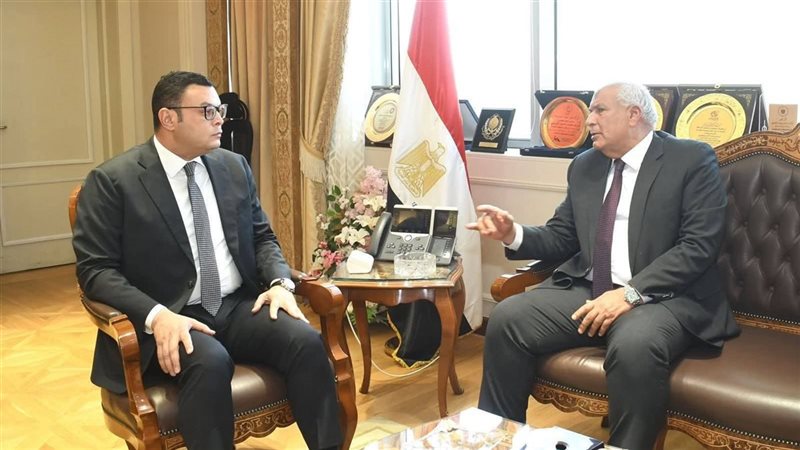 وزير الاسكان يستقبل محافظ الوادي الجديد  