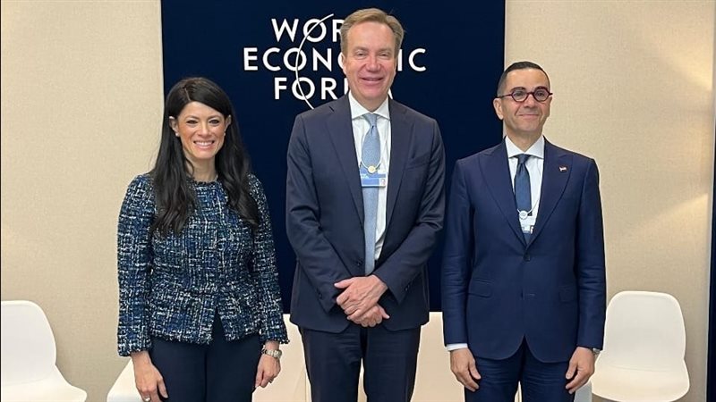 وزيرا التخطيط والاستثمار مع رئيس المنتدى الاقتصادي العالمي