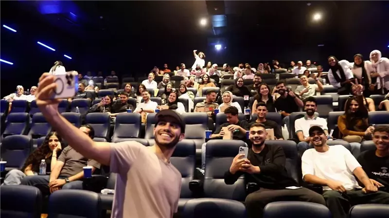 مينا مسعود مع الجمهور في إحدى السينمات