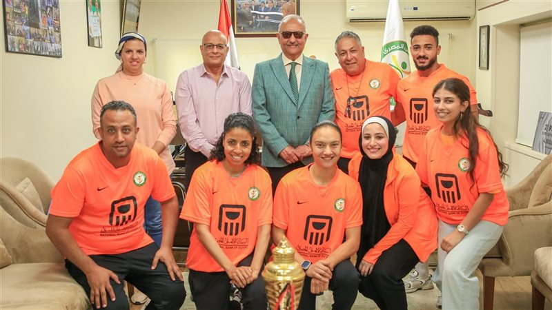 أشرف نصار ولاعبات البنك الأهلي