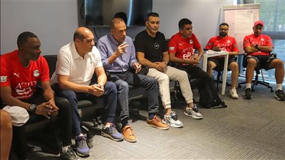 عزام ونبيل والحضري يجتمعون بلاعبي المنتخب الوطني تحت 17 عاما