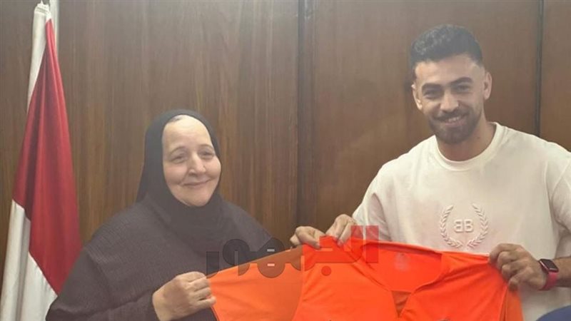 يسري وحيد مع والدته