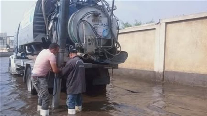 استمرار جهود حي شرق مدينة نصر في رفع تجمعات مياه الأمطار وتح