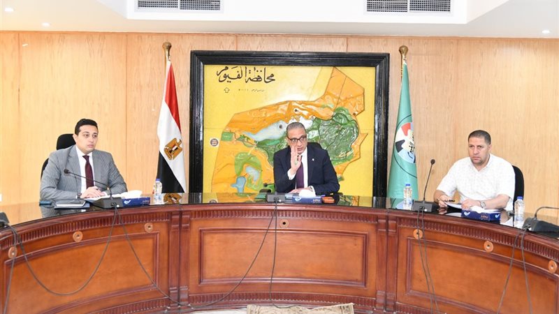 محافظ الفيوم أثناء اللقاء