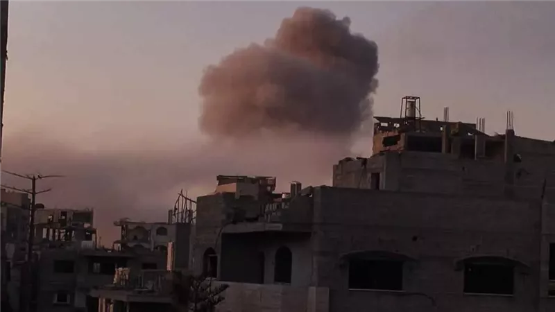 سحب الدخان تتصاعد جراء نسف المباني في قطاع غزة