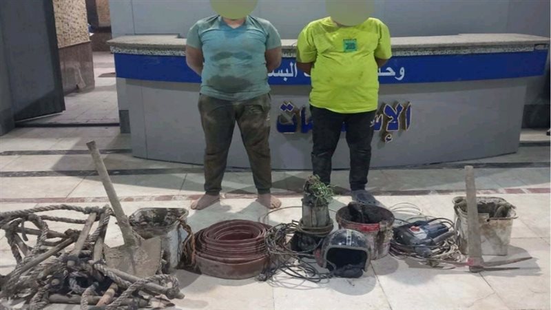 المتهمان عقب القبض عليهما