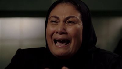 سلوى عثمان تنهار بعد وفاة والدها: عندي أمل أروح المستشفى الاقيه عايش