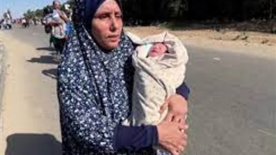 قصة أصغر نازحة في فلسطين.. حملتها جدتها من شمال غزة لجنوبها
