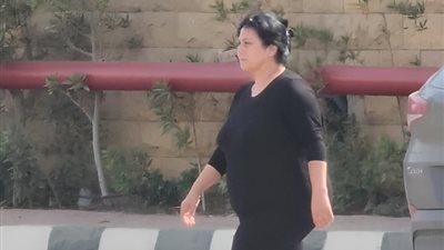 بالصور.. سلوى عثمان تلقى نظرة الوداع على جثمان والدها فى مسجد الشرطة