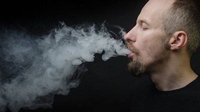 «بسبب السجاير».. زوجة ترفع دعوى خلع ضد زوجها بمحكمة الأسرة