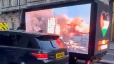 سيارات ببريطانيا تطوف بشاشات ضخمة لتظهر للغرب جرائم إسرائيل فى غزة