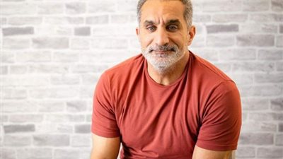 باسم يوسف معلقًا على فيديو الممرضة المزيفة: هل أنتم بائسين لهذه الدرجة