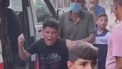 صور.. انهيار طفل فلسطينى أمام سيارة الاسعاف