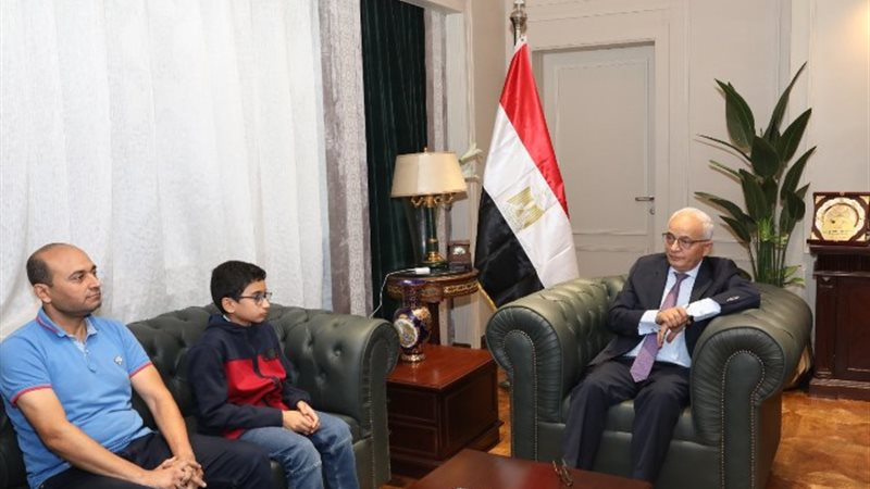 وزير التعليم مع الطالب يحبى عبد الناصر