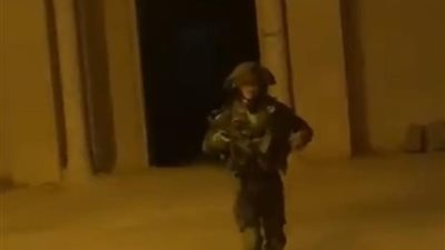 جندي إسرائيلي يلقي قنبلة داخل مسجد في فلسطين.. فيديو