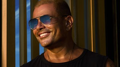عمرو دياب يتبرع بجزء من أرباح حفله في أبو ظبي لصالح أهل غزة