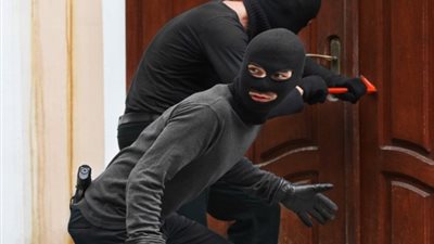 بعد حبس أشخاص بتهمة سرقة فيلا بمدينة نصر.. خبير قانوني يوضح العقوبة
