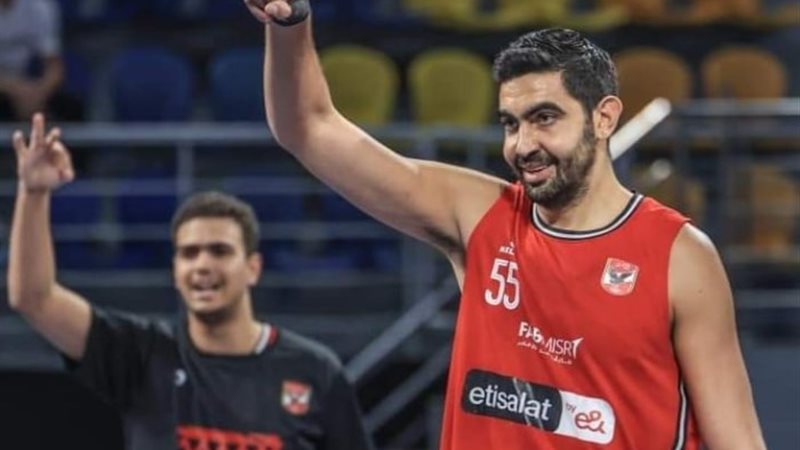لاعب الأهلي لكرة السلة