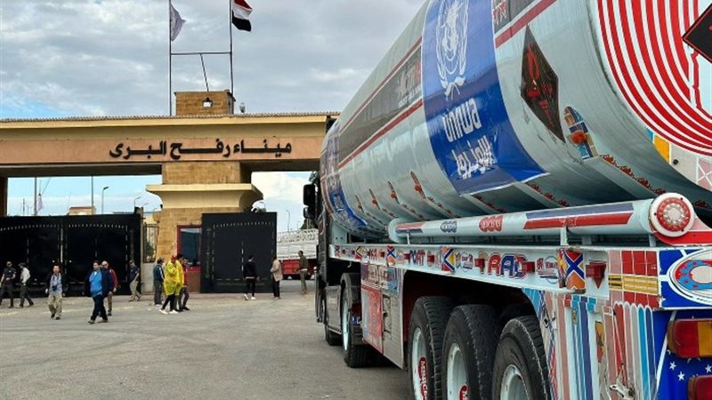 شاحنة وقود بمعبر رفح