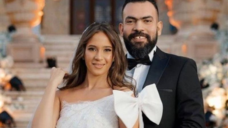 الفنان خالد عليش وزوجته
