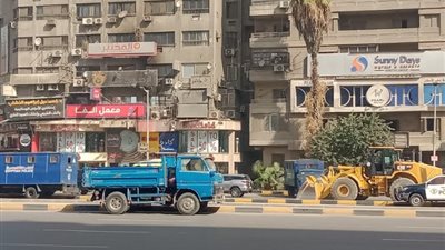 الدفع بمعدات ثقيلة لرفع حطام كوبري المشاة في شارع أحمد عرابي