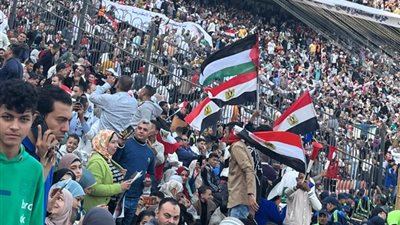 منظمو مؤتمر تحيا مصر وفلسطين يوزعون أعلام الدولتين باستاد القاهرة