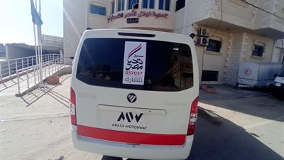 بدء الهدنة.. الهلال الأحمر المصري يسلم للجانب الفلسطيني سيارتي إسعاف