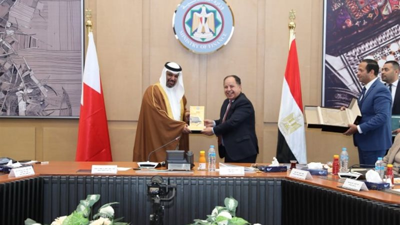 وزير المالية مع نظيره البحريني