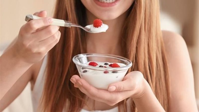 طريقة عمل الزبادي بالتوت والفانيليا 