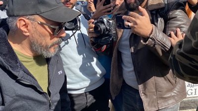 شريف منير وعلاء مرسي أول الحضور لصلاة الجنازة على طارق عبدالعزيز
