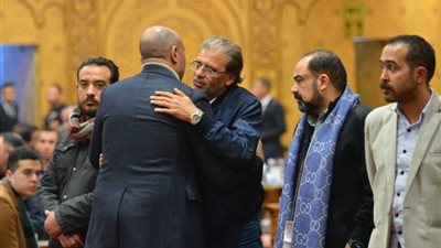خالد يوسف يستقبل عزاء الراحل طارق عبد العزيز