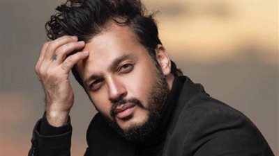 إيساف يعود بقوة بعد غياب عام بأغنية «بحبك طبعا جدًا»