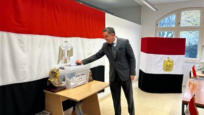 سفير مصر بالنمسا يدلي بصوته في الانتخابات الرئاسة