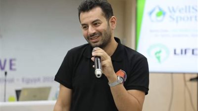 بطل العالم للشباب في الشطرنج يقابل آباء المتسابقين بمهرجان العين