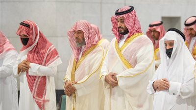 ولي العهد السعودي يؤدي صلاة الميت على عمه الأمير ممدوح بن عبد العزيز