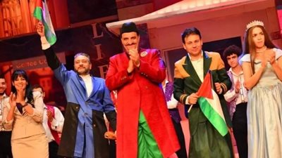 أبطال مسرحية «طيب وأمير» يرفعون علم فلسطين تضامنًا مع غزة