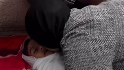 مشاهد أم فلسطينية تودع طفلها الشهيد وتطلب منه السماح