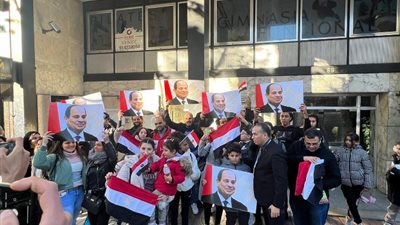 الأغاني الوطنية تذيب الغربة.. كيف احتفل المصريون بالخارج بالعرس الديمقراطي.. صور