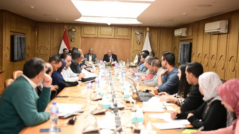 محافظ قنا