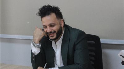 «مستحيل تصدق».. إيساف يكشف اسمه بالكامل في البطاقة وأسماء أشقائه
