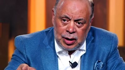 وصول أشرف زكي إلى المستشفى لنقل جثمان أشرف عبدالغفور