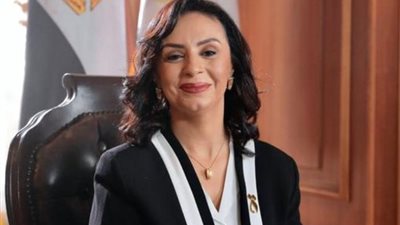 مايا مرسي تغادر إلى الإمارات للمشاركة في «يوم المرأة» بقمة المناخ