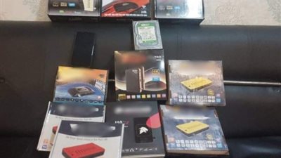 ضبط شخص بالجيزة يفك شفرات القنوات الفضائية بدون ترخيص